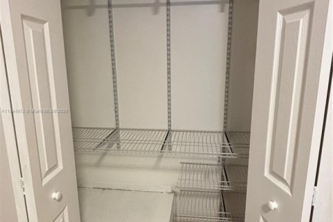 Снять в аренду таунхаус в Помпано-Бич, Флорида 3 спальни, 120.77м2, № 1964502 - фото 27