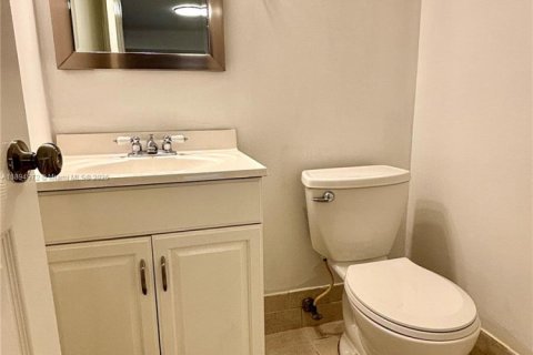 Снять в аренду таунхаус в Помпано-Бич, Флорида 3 спальни, 120.77м2, № 1964502 - фото 30