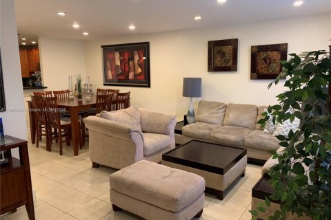 Снять в аренду таунхаус в Помпано-Бич, Флорида 3 спальни, 120.77м2, № 1964502 - фото 12