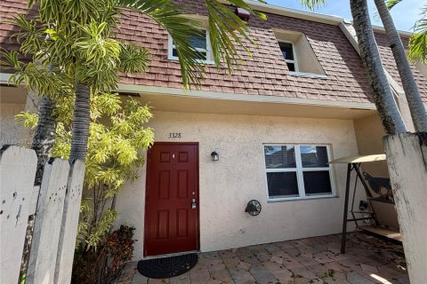 Снять в аренду таунхаус в Помпано-Бич, Флорида 3 спальни, 120.77м2, № 1964502 - фото 1