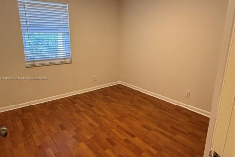 Снять в аренду таунхаус в Помпано-Бич, Флорида 3 спальни, 120.77м2, № 1964502 - фото 24