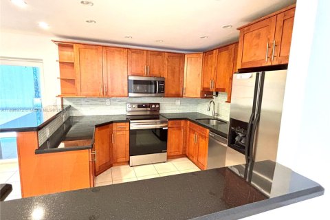 Снять в аренду таунхаус в Помпано-Бич, Флорида 3 спальни, 120.77м2, № 1964502 - фото 15