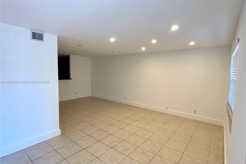 Снять в аренду таунхаус в Помпано-Бич, Флорида 3 спальни, 120.77м2, № 1964502 - фото 11