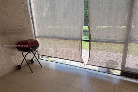 Снять в аренду таунхаус в Помпано-Бич, Флорида 3 спальни, 120.77м2, № 1964502 - фото 29