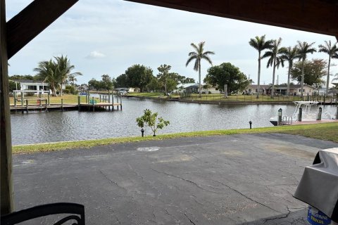 Condo in Cape Coral, Florida, 2 bedrooms  № 1815850 - photo 11