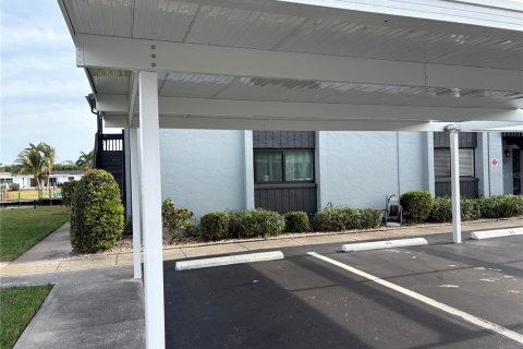 Condo in Cape Coral, Florida, 2 bedrooms  № 1815850 - photo 8