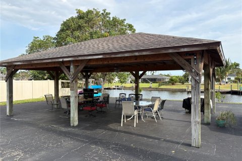 Condo in Cape Coral, Florida, 2 bedrooms  № 1815850 - photo 9
