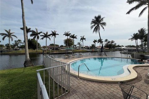Condo in Cape Coral, Florida, 2 bedrooms  № 1815850 - photo 15