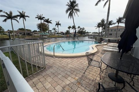 Condo in Cape Coral, Florida, 2 bedrooms  № 1815850 - photo 16