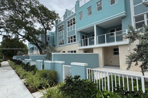 Снять в аренду таунхаус в Форт-Лодердейл, Флорида 3 спальни, № 1940786 - фото 5