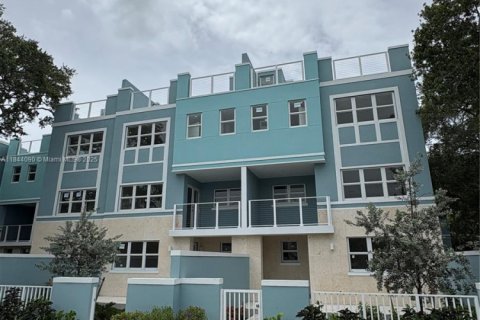 Снять в аренду таунхаус в Форт-Лодердейл, Флорида 3 спальни, № 1940786 - фото 4