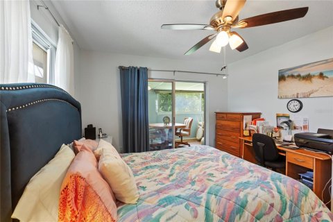 Condo in New Port Richey, Florida, 2 bedrooms  № 2208906 - photo 11