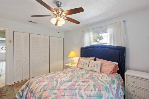 Condo in New Port Richey, Florida, 2 bedrooms  № 2208906 - photo 13