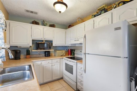Condo in New Port Richey, Florida, 2 bedrooms  № 2208906 - photo 9