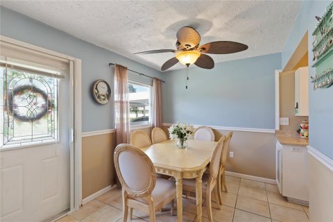 Condo in New Port Richey, Florida, 2 bedrooms  № 2208906 - photo 4