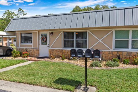 Condo in New Port Richey, Florida, 2 bedrooms  № 2208906 - photo 3