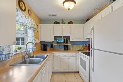 Condo in New Port Richey, Florida, 2 bedrooms  № 2208906 - photo 8