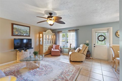 Condo in New Port Richey, Florida, 2 bedrooms  № 2208906 - photo 7
