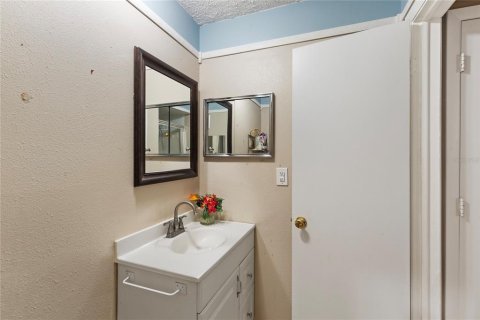 Condo in New Port Richey, Florida, 2 bedrooms  № 2208906 - photo 17