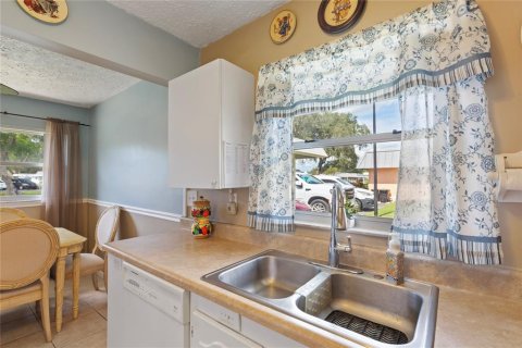 Condo in New Port Richey, Florida, 2 bedrooms  № 2208906 - photo 10