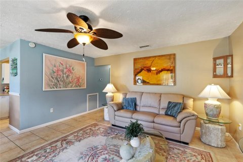 Condo in New Port Richey, Florida, 2 bedrooms  № 2208906 - photo 6