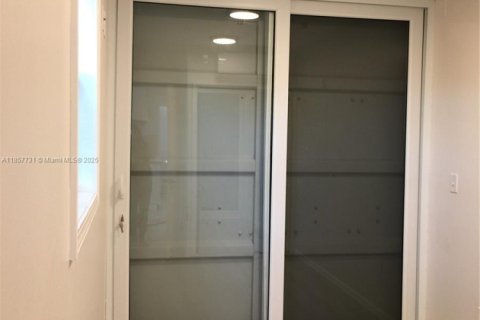 Commercial property in Miami, Florida 1 bedroom, 409.05 sq.m. № 1881901 - photo 6