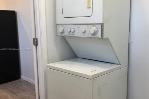 Commercial property in Miami, Florida 1 bedroom, 409.05 sq.m. № 1881901