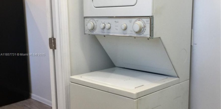 Commercial property in Miami, Florida 1 bedroom, 409.05 sq.m. № 1881901