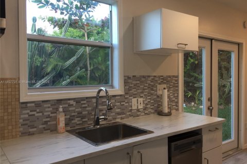 Commercial property in Miami, Florida 1 bedroom, 409.05 sq.m. № 1881901 - photo 2