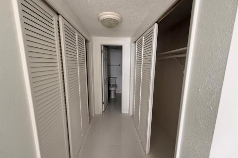 Снять в аренду кондоминиум в Форт-Лодердейл, Флорида 3 комнаты, 106.19м2, № 2077760 - фото 18