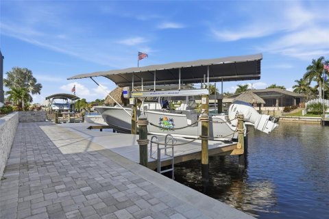 Villa ou maison à vendre à Cape Coral, Floride: 4 chambres, 280.47 m2 № 2408668 - photo 6