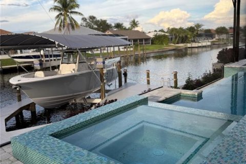 Villa ou maison à vendre à Cape Coral, Floride: 4 chambres, 280.47 m2 № 2408668 - photo 8