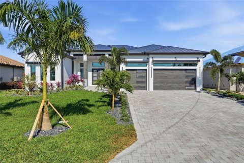 Villa ou maison à Cape Coral, Floride 4 chambres, 280.47 m2 № 2408668