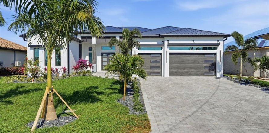 Villa ou maison à Cape Coral, Floride 4 chambres, 280.47 m2 № 2408668