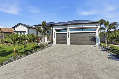 Villa ou maison à vendre à Cape Coral, Floride: 4 chambres, 280.47 m2 № 2408668 - photo 2