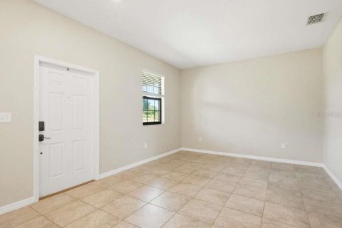 Townhouse in Land O' Lakes, Florida 3 bedrooms, 163.04 sq.m. № 2102222 - photo 17