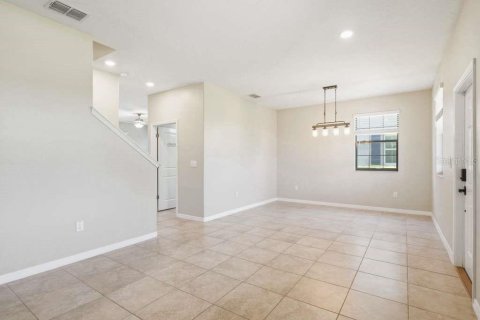 Townhouse in Land O' Lakes, Florida 3 bedrooms, 163.04 sq.m. № 2102222 - photo 14