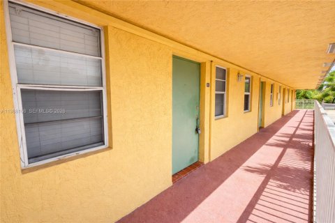 Condominio en Oakland Park, Florida, 1 dormitorio  № 2050636