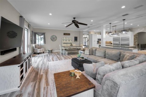 House in Tarpon Springs, Florida 4 bedrooms, 488.29 sq.m. № 1519784 - photo 24