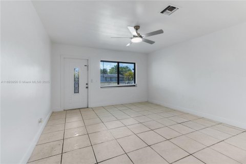 Casa en alquiler en Oakland Park, Florida, 2 dormitorios, 210.8 m2 № 1946965 - foto 15