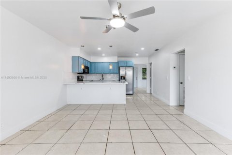 Casa en alquiler en Oakland Park, Florida, 2 dormitorios, 210.8 m2 № 1946965 - foto 10