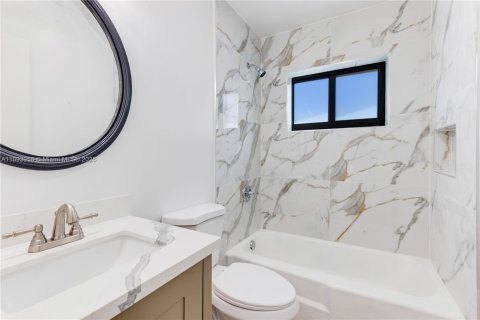 Casa en alquiler en Oakland Park, Florida, 2 dormitorios, 210.8 m2 № 1946965 - foto 3