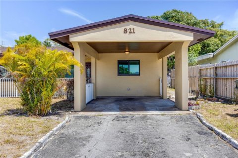 Casa en alquiler en Oakland Park, Florida, 2 dormitorios, 210.8 m2 № 1946965 - foto 2