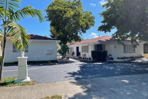 Propiedad comercial en venta en Hollywood, Florida, 371.7 m2 № 1977245 - foto 1