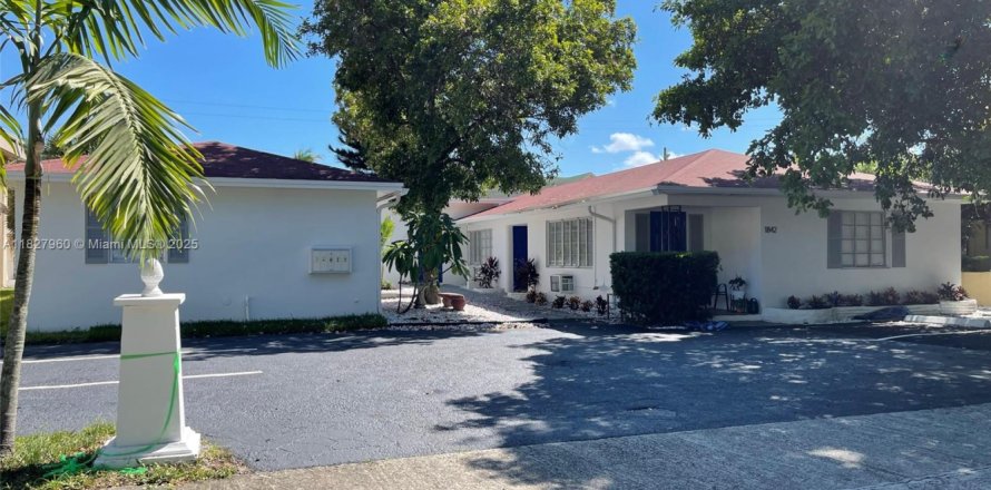 Propiedad comercial en Hollywood, Florida 371.7 m2 № 1977245