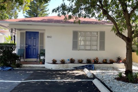 Propiedad comercial en venta en Hollywood, Florida, 371.7 m2 № 1977245 - foto 2