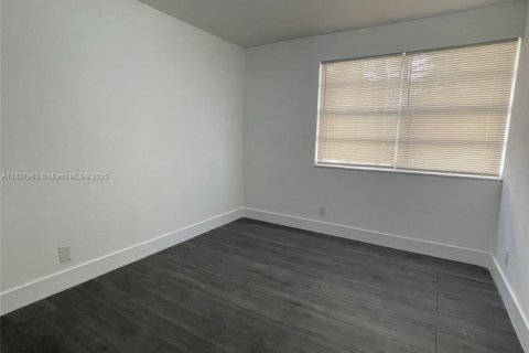 Propiedad comercial en venta en Hollywood, Florida, 371.7 m2 № 1977245 - foto 12