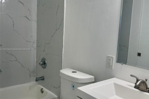 Propiedad comercial en venta en Hollywood, Florida, 371.7 m2 № 1977245 - foto 27