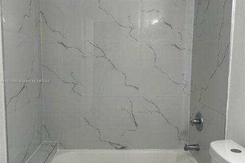 Propiedad comercial en venta en Hollywood, Florida, 371.7 m2 № 1977245 - foto 28