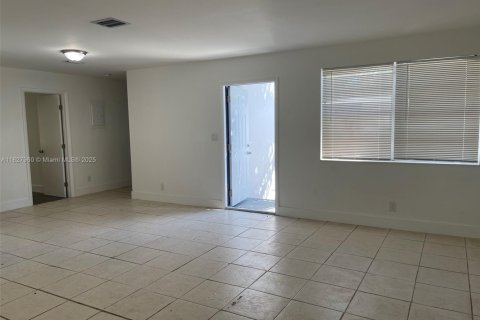 Propiedad comercial en venta en Hollywood, Florida, 371.7 m2 № 1977245 - foto 24